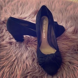 Top Gloria black bow heel shoes!